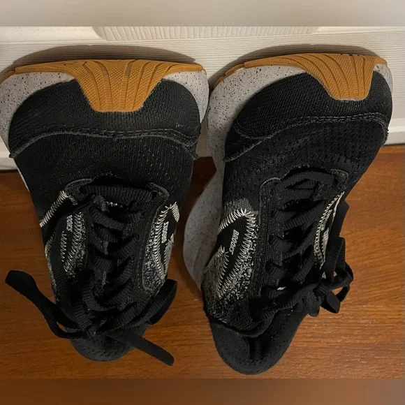 Brooks Ghost 16 women’s running 
Shoe 
Size 8 1/2 
Medium Width
Comfortable
GUC - Picture 4 of 8